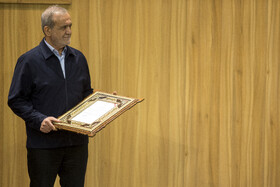 تقدیر از برگزیدگان توسط مسعود پزشکیان، رئیس جمهور در اختتامیه شانزدهمین جشنواره بین‌المللی فارابی