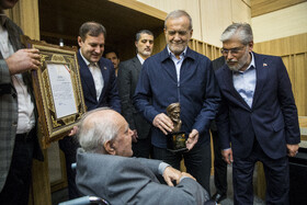 تقدیر از برگزیدگان با حضور مسعود پزشکیان، رئیس جمهور، حسین سیمایی صراف، وزیر علوم در اختتامیه شانزدهمین جشنواره بین‌المللی فارابی