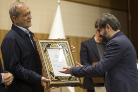 تقدیر از برگزیدگان توسط مسعود پزشکیان، رئیس جمهور در اختتامیه شانزدهمین جشنواره بین‌المللی فارابی