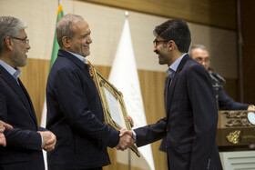 تقدیر از برگزیدگان با حضور مسعود پزشکیان، رئیس جمهور، حسین سیمایی صراف، وزیر علوم در اختتامیه شانزدهمین جشنواره بین‌المللی فارابی