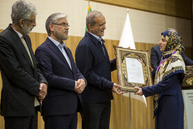 تقدیر از برگزیدگان با حضور مسعود پزشکیان، رئیس جمهور، حسین سیمایی صراف، وزیر علوم و غلامعلی حدادعادل، رئیس فرهنگستان زبان و ادب فارسی در اختتامیه شانزدهمین جشنواره بین‌المللی فارابی