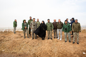 عکس جمعی محیط بانان اداره محیط زیست قم در حاشیه تالاب مره