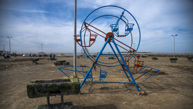 پسروی آب  در ساحل بندر ترکمن بیش از ۵٠٠ متر است که در حال حاضر در قسمتی که در گذشته آب بود پارک محلی ساخته شده است.