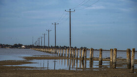 اسکله چوبی بندر ترکمن به جزیره آشوراده که یکی از مسیرهای تردد گردشگران به حساب می آمد.