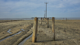 اسکله چوبی که میان جزیره آشوراده و ساحل بندر ترکمن ساخته شده بود به علت کاهش سطح آب بلا استفاده مانده و به مرور تخریب شد.