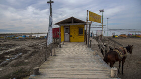 به علت پسروی آب و عدم اقبال عمومی بسیاری از کسب و کارهای ساحل بندرترکمن تعطیل یا نیمه تعطیل است.