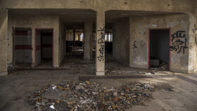 بدلیل پایین بودن آبخور و عدم توجیه اقتصادی و نداشتن اعتبار، بهره برداری از این مجموعه مسکوت ماند و در سال ٨١ این مجموعه طی قراردادی به استانداری گلستان واگذار شد تا از طریق شهرداری و فرمانداری بعنوان طرح سالم سازی دریا از آن بهره برداری شود که نه تنها اتفاق جدید رخ نداد بلکه این بنا بیشتر در معرض تخریب قرار گرفته و به ویرانه ای بدل شد.