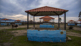 مجتمع تفریحی و توریستی اورانوس ساحل گلوگاه به علت پس روی آب دریا و عدم اقبال عمومی گردشگران تعطیل و متروکه شده است