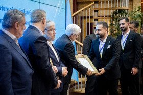 تقدیر از برگزیدگان با حضور محمدرضا عارف، معاون اول رئیس جمهور و حسین سیمایی صراف، وزیر علوم در اختتامیه جشنواره بین‌المللی خوارزمی