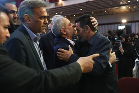 دیدار علیرضا کاظمی وزیر آموزش و پرورش با پدر معلم شهید امنییت حسین بایری