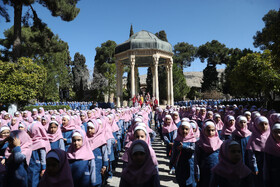 اجتماع گسترده دانش‌آموزان شیرازی و اجرای سرود همگانی در مجموعه تاریخی حافظیه شیراز