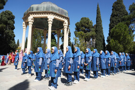 اجتماع گسترده دانش‌آموزان شیرازی و اجرای سرود همگانی در مجموعه تاریخی حافظیه شیراز