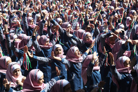 اجتماع گسترده دانش‌آموزان شیرازی و اجرای سرود همگانی در مجموعه تاریخی حافظیه شیراز