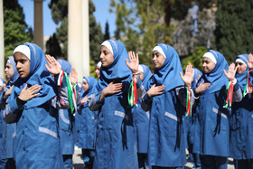 اجتماع گسترده دانش‌آموزان شیرازی و اجرای سرود همگانی در مجموعه تاریخی حافظیه شیراز