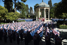 اجتماع گسترده دانش‌آموزان شیرازی و اجرای سرود همگانی در مجموعه تاریخی حافظیه شیراز