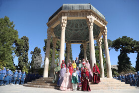 اجتماع گسترده دانش‌آموزان شیرازی و اجرای سرود همگانی در مجموعه تاریخی حافظیه شیراز