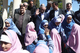 حضور وزیر اموزش و پرورش درمجموعه تاریخی حافظیه و اجتماع گسترده دانش‌آموزان شیرازی و اجرای سرود همگانی