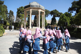 در حاشیه حضور وزیر اموزش و پرورش درمجموعه تاریخی حافظیه و اجتماع گسترده دانش‌آموزان شیرازی و اجرای سرود همگانی