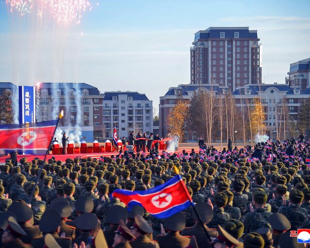 کیم از مسکن برای خانواده‌های سربازان کشته شده در جنگ اوکراین رونمایی کرد