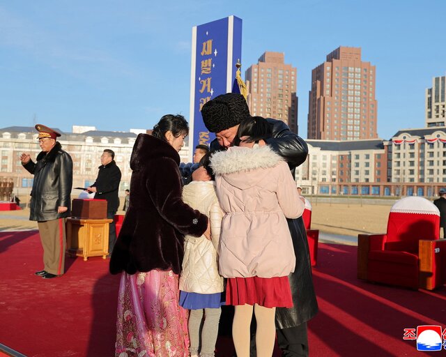 کیم از مسکن برای خانواده‌های سربازان کشته شده در جنگ اوکراین رونمایی کرد