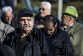 کیانوش گرامی، بازیگر در مراسم تشییع پیکر «عنایت بخشی»