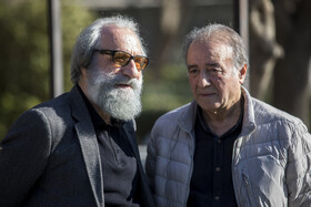 حبیب اسماعیلی، تهیه‌کننده و جواد طوسی، منتقد سینما در مراسم تشییع پیکر «عنایت بخشی»