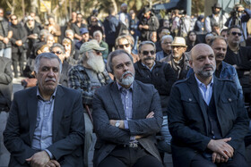 (از راست) مجید زین‌العابدین، مشاور رئیس سازمان صدا و سیما، رائد فریدزاده، رئیس سازمان سینمایی و نیکنام حسینی‌پور، مدیر روابط عمومی وزارت ارشاد و فرهنگ اسلامی در مراسم تشییع پیکر «عنایت بخشی»