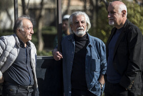 (ازراست) علی قائم‌مقامی، تهیه‌کننده، منوچهر شاهسواری، تهیه‌کننده و دبیر جشنواره فیلم فجر و حبیب اسماعیلی در مراسم تشییع پیکر «عنایت بخشی»