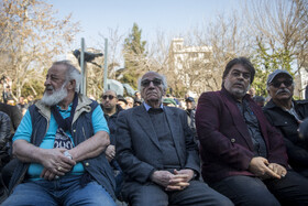 رضا بنفشه‌خواه، بازیگر در مراسم تشییع پیکر «عنایت بخشی»