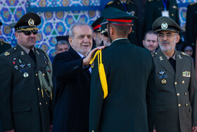 اهدا سردوشی توسط مسعود پزشکیان، رئیس جمهور در مراسم دانش آموختگی دانشگاه علوم انتظامی