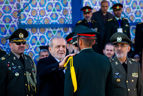 اهدا سردوشی توسط مسعود پزشکیان، رئیس جمهور در مراسم دانش آموختگی دانشگاه علوم انتظامی
