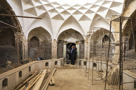 بازدید خبرنگاران از تداوم مرمت حمام تاریخی «باغ له‌له» با حضور شهردار کرمان