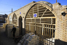 بازدید خبرنگاران از تداوم مرمت حمام تاریخی «باغ له‌له» با حضور شهردار کرمان