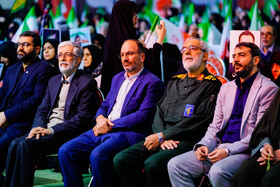 سرتیپ پاسدار حسین نجات و غلامعلی حدادعادل در مراسم چهلم جانباختگان ناآرامی‌های دی ماه