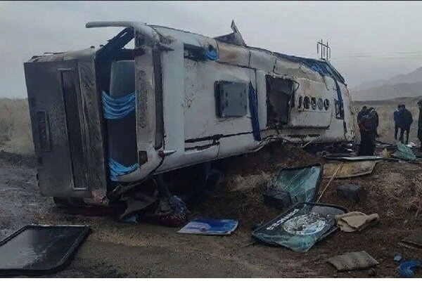 واژگونی اتوبوس در محور زاهدان - بم