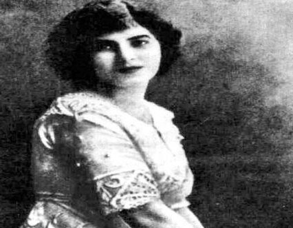 زن متفکری که او را به تیمارستان بردند!