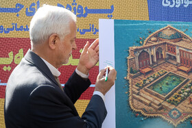 علی قاسمزاده، شهردار اصفهان در آیین بهرهبرداری از نخستین مرکز نوآوری صنایع دستی و خلاق بانوان اصفهان در خانه تاریخی روغنی