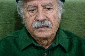 بهزاد فراهانی، بازیگر در مراسم ختم مرحوم عنایت بخشی