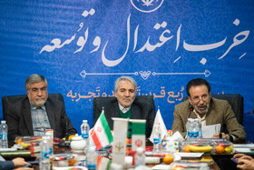 از سمت راست محمود واعظی، قائم مقام دبیرکل و رئیس دفتر سیاسی حزب، محمدباقر نوبخت، دبیرکل حزب و علی جنتی، رئیس هیئت اجرایی در مجمع عمومی حزب اعتدال و توسعه