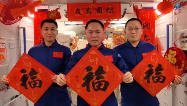 خوانندگی پراحساس فرمانده «شنژو ۲۱» در فضا!