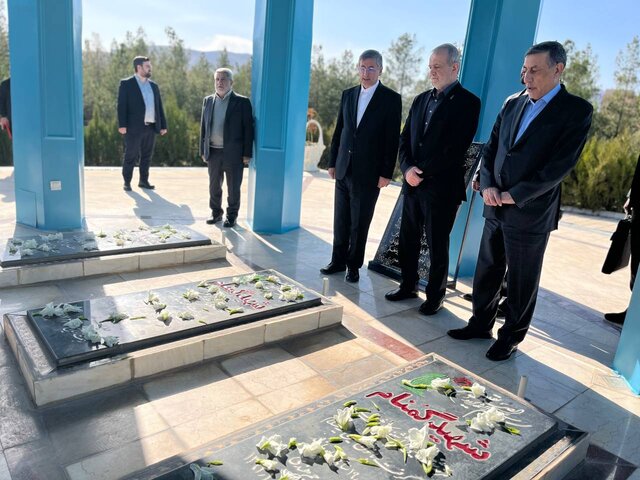 ادای احترام پزشکیان به مقام شامخ شهدای استان لرستان