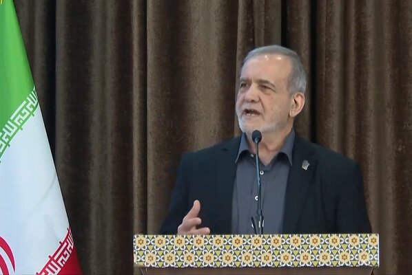 پزشکیان: به اقتصاددانان گفتم در نگارش لایحه بودجه کمک کنید، رفتند و نیامدند