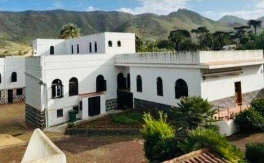 ستاره بارسلونا کلیسا خرید!