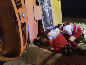 واژگونی کامیون در جاده قم به گرمسار، جان یک نفر را گرفت