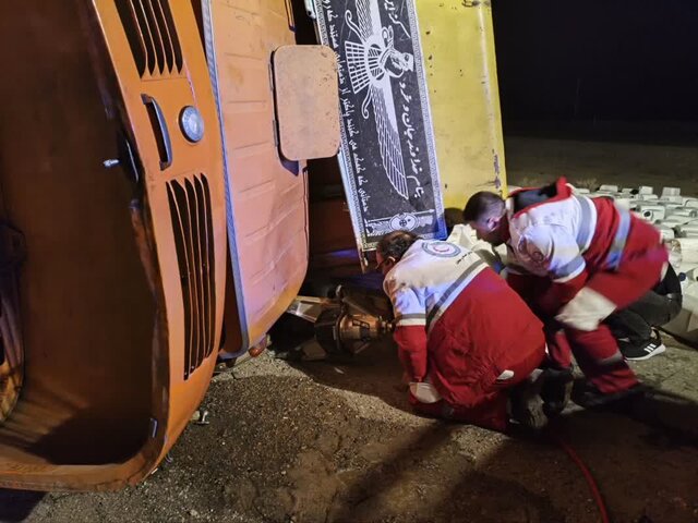 واژگونی کامیون در جاده قم به گرمسار، جان یک نفر را گرفت