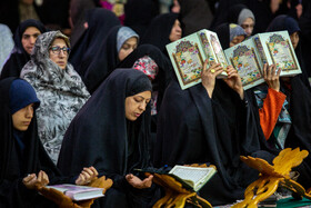 جزء خوانی قرآن کریم در حرم حضرت فاطمه معصومه(س)