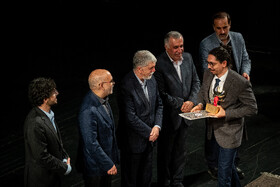 تقدیر از برگزیدگان با حضور سیدعباس صالحی، وزیر فرهنگ و ارشاد در آیین پایانی یازدهمین جشنواره بازی‌های ویدیویی ایران