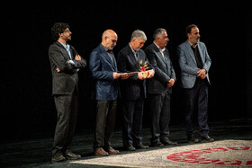 تقدیر از برگزیدگان با حضور سیدعباس صالحی، وزیر فرهنگ و ارشاد در آیین پایانی یازدهمین جشنواره بازی‌های ویدیویی ایران