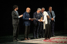 تقدیر از برگزیدگان با حضور سیدعباس صالحی، وزیر فرهنگ و ارشاد در آیین پایانی یازدهمین جشنواره بازی‌های ویدیویی ایران