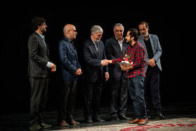 تقدیر از برگزیدگان با حضور سیدعباس صالحی، وزیر فرهنگ و ارشاد در آیین پایانی یازدهمین جشنواره بازی‌های ویدیویی ایران